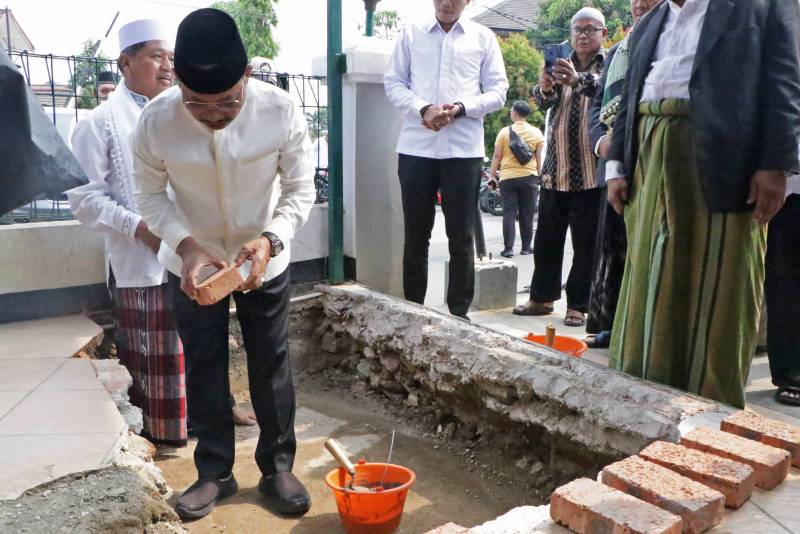 Wakil Wali Kota Tangerang Meletakkan Batu Pertama Renovasi Masjid Baiturrahman Karang Tengah