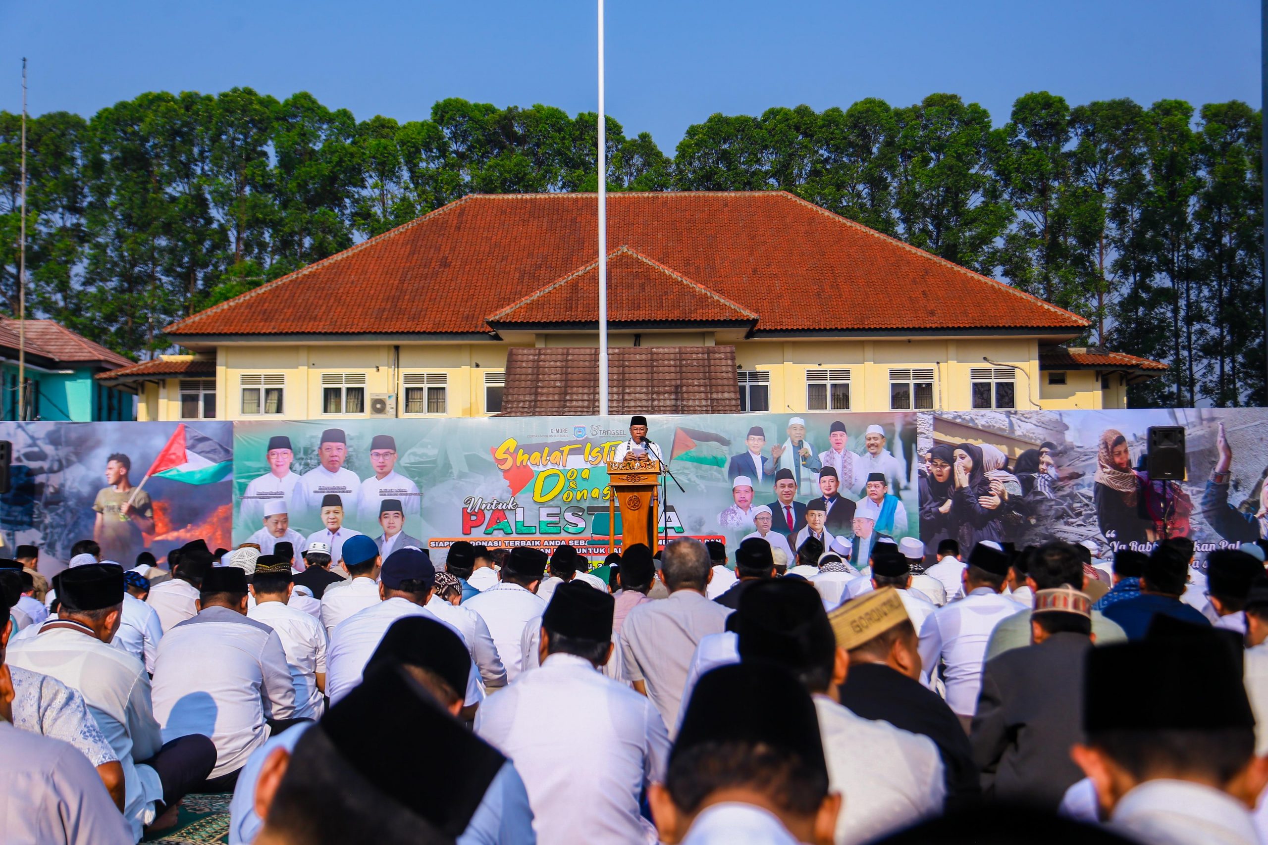 Wali Kota Tangerang Selatan Bersama Ribuan Masyarakat Lakukan Shalat Istisqa'