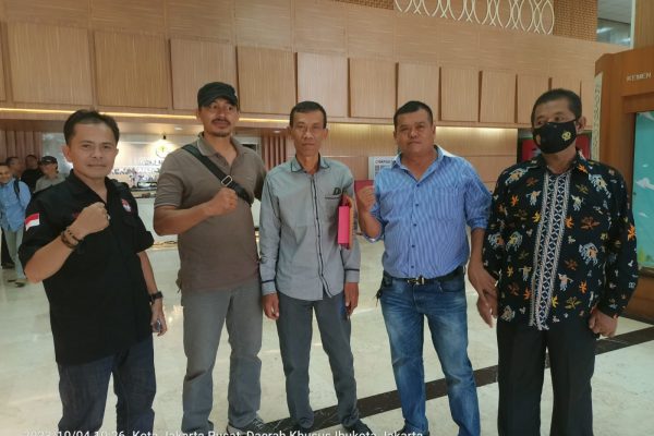 Ketua FPII Setwil Banten Dampingi Warga Desa Kadu Ke KLHK