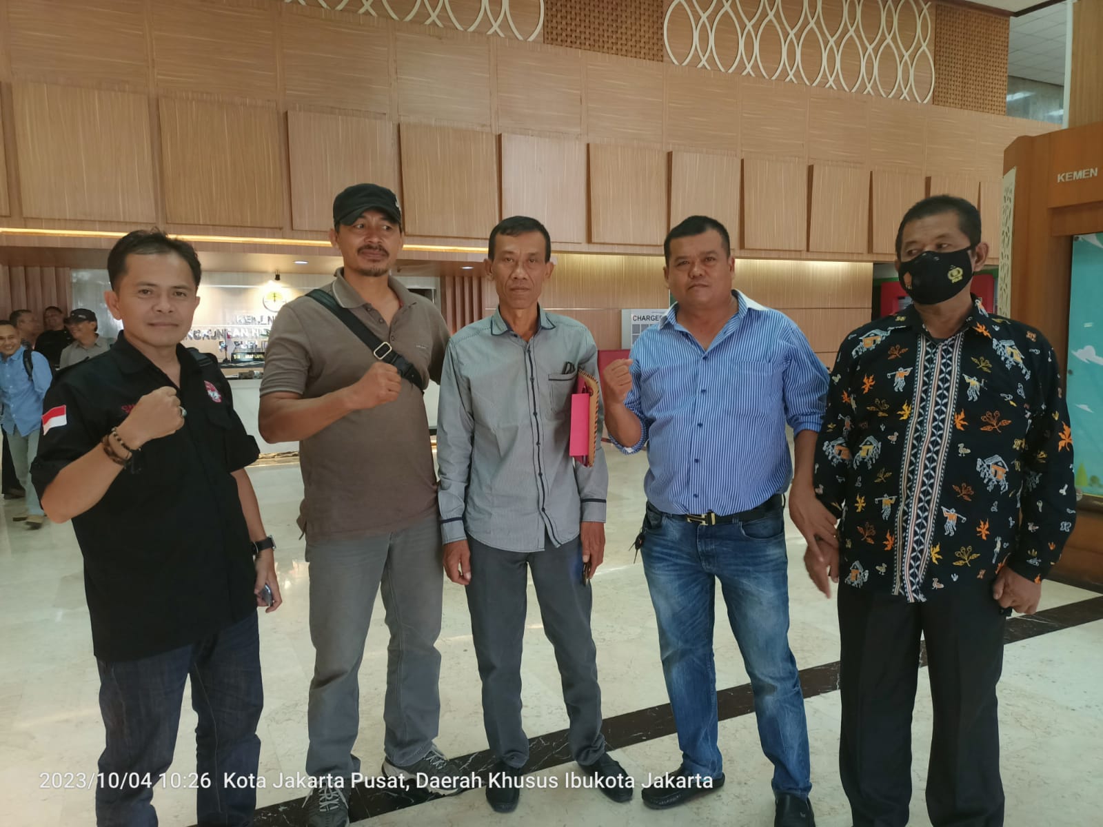 Ketua FPII Setwil Banten Dampingi Warga Desa Kadu Ke KLHK