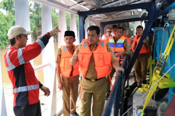Sekda Kabupaten Tangerang Tinjau Kapal Interceptor Sampah Neon Moon II di Sungai Cisadane Teluknaga