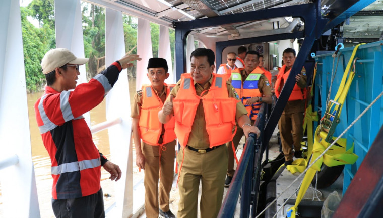 Sekda Kabupaten Tangerang Tinjau Kapal Interceptor Sampah Neon Moon II di Sungai Cisadane Teluknaga