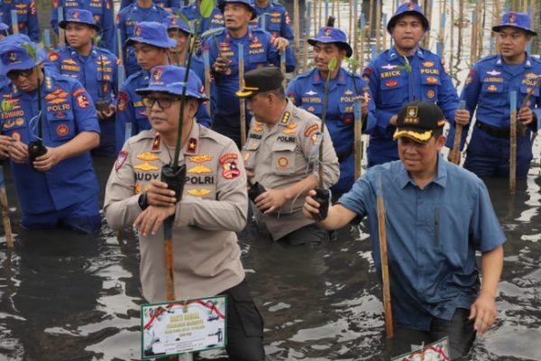 Pj Bupati Apresiasi Baksos dan Aksi Tanam Mangrove Kabaharkam Polri di Tanjung Pasir