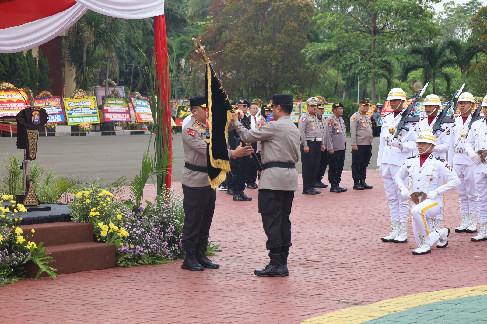 Polda Banten Gelar Penyerahan Pataka Gawe Kuta Baluwarti