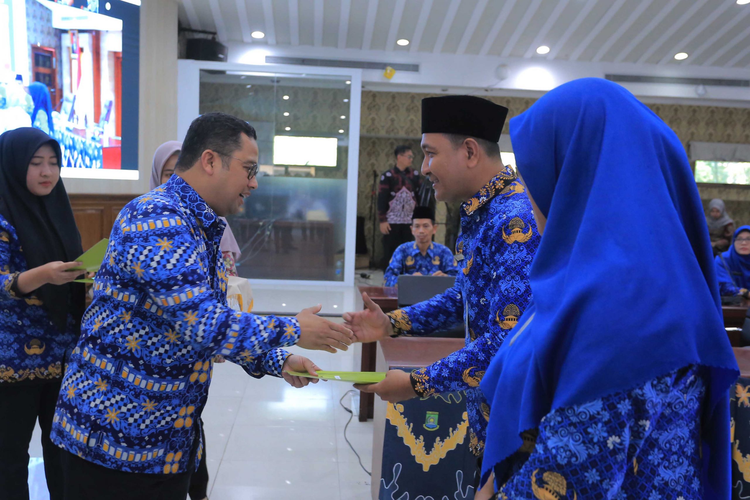 Wali Kota Tangerang Serahkan SK Pengangkatan Guru Menjadi Kepsek