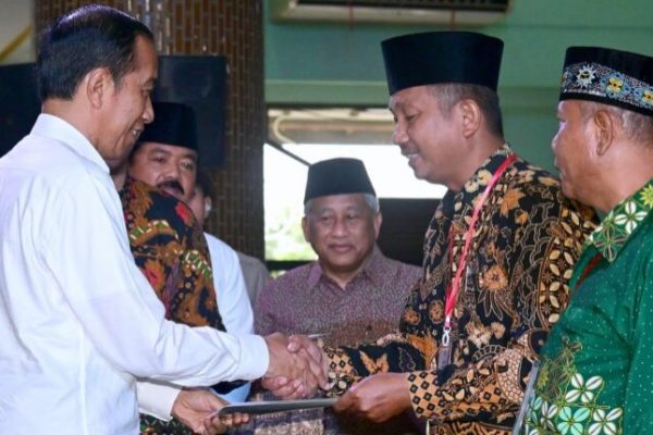 Presiden Joko Widodo Menyerahkan 1000 Sertifikat Tanah Wakaf Di Sidoarjo