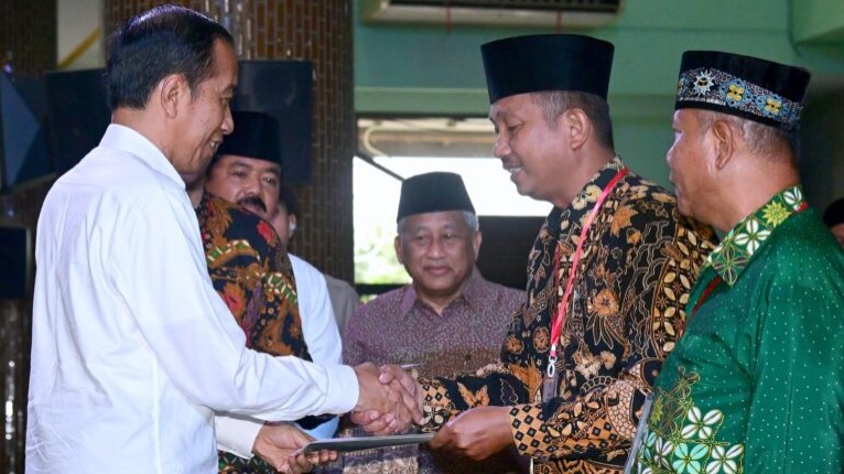 Presiden Joko Widodo Menyerahkan 1000 Sertifikat Tanah Wakaf Di Sidoarjo