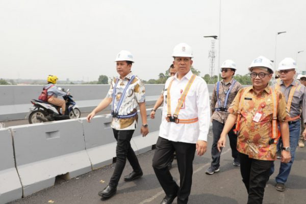 Uji Coba, Pj Bupati Tangerang Bersama Kepala DBMSDA Pantau Operasional Flyover Cisauk