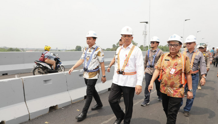 Uji Coba, Pj Bupati Tangerang Bersama Kepala DBMSDA Pantau Operasional Flyover Cisauk