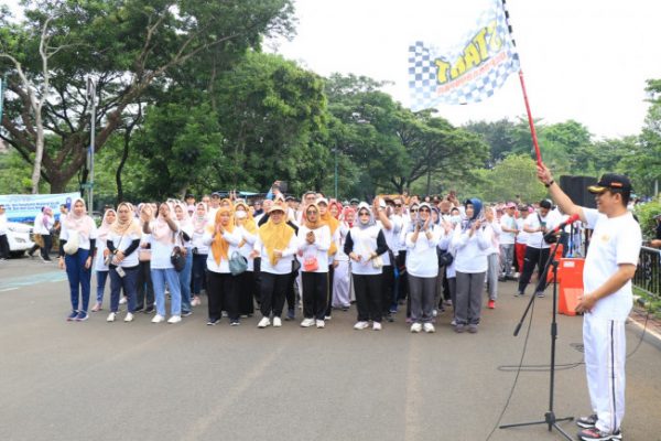 Pj Bupati Tangerang Hadiri Bazar dan Gerak Jalan HUT Korpri Serta PGRI