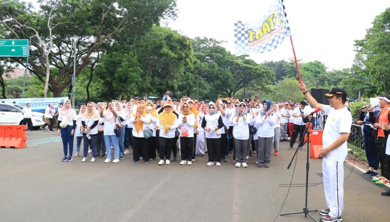 Pj Bupati Tangerang Hadiri Bazar dan Gerak Jalan HUT Korpri Serta PGRI