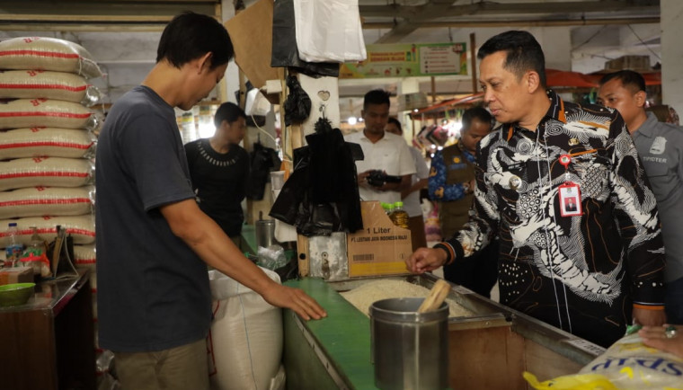 Pj Bupati Tangerang Tinjau Harga dan Stok Sembako di Pasar Gudang Tigaraksa