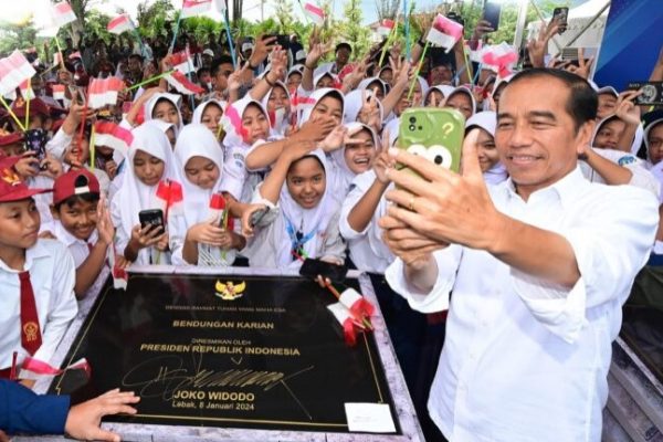 Antusiasme Siswa Sekolah Sambut Kehadiran Presiden di Bendungan Karian