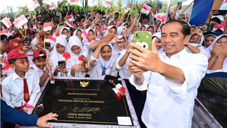 Antusiasme Siswa Sekolah Sambut Kehadiran Presiden di Bendungan Karian