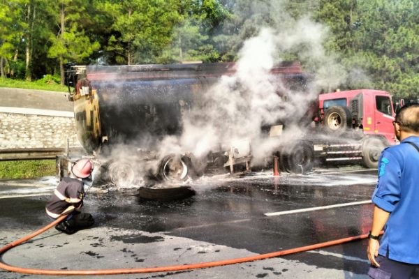 BPBD Kabupaten Tangerang Padamkan Mobil Tanki Methanol yang Terbakar di Tol Jakarta-Merak
