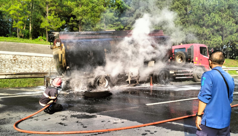 BPBD Kabupaten Tangerang Padamkan Mobil Tanki Methanol yang Terbakar di Tol Jakarta-Merak