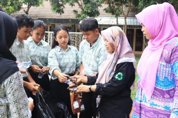 DLHK Sosialisasi Bank Sampah di SMAN 06 Menuju Generasi Cinta Bumi