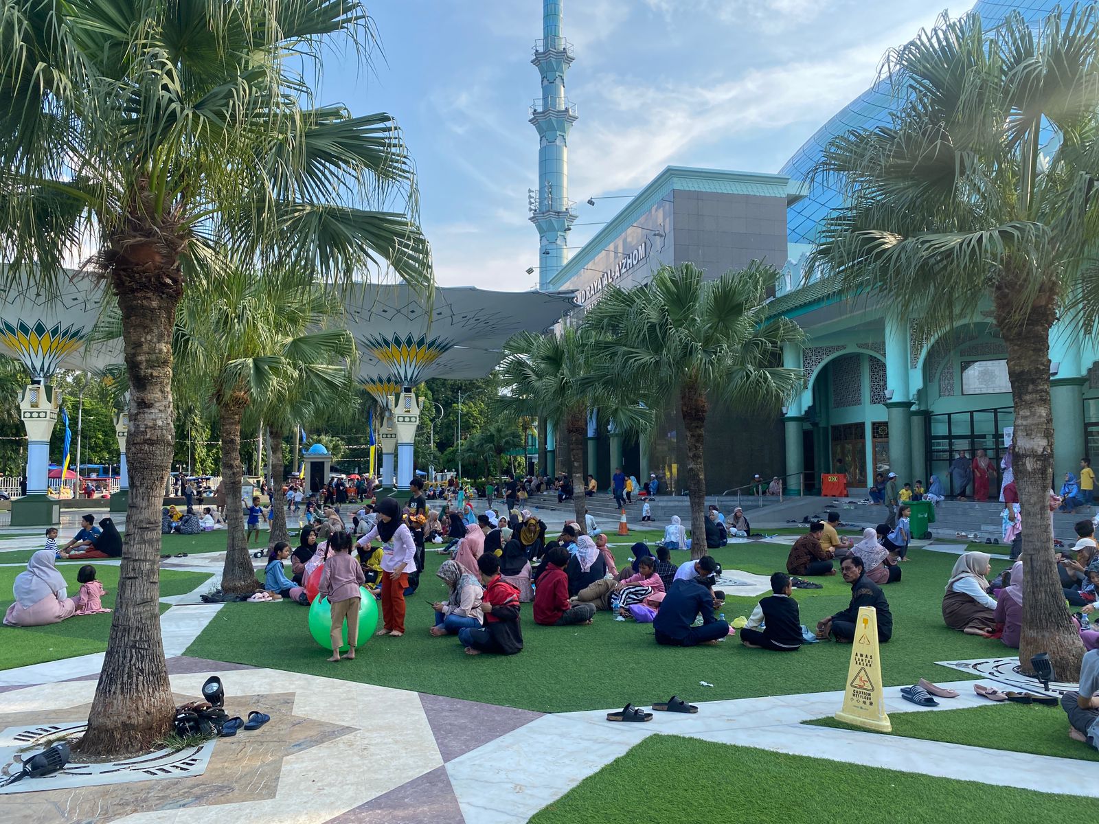 Masjid Raya Al-A'zhom Kota Tangerang Destinasi Favorit Wisatawan saat Libur Lebaran