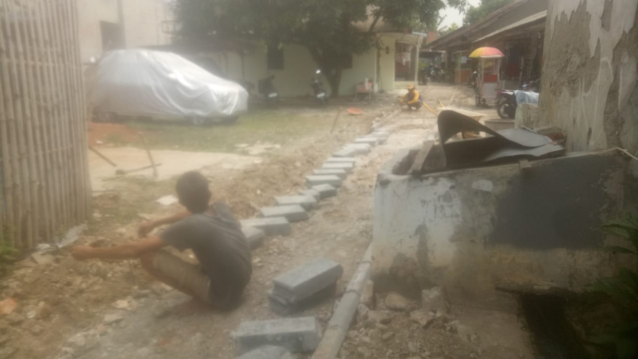 Proyek Pengerjaan Paving Blok Di Kp Bencongan Kelapa Dua Diduga Kangkangi UU KIP dan Abaikan K3