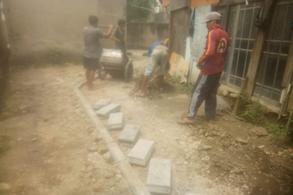 Proyek Pengerjaan Paving Blok Di Kp Bencongan Kelapa Dua Diduga Kangkangi UU KIP dan Abaikan K3