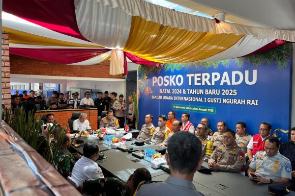 Kapolri dan Panglima TNI Tinjau Posko Terpadu Operasi Lilin 2024 di Bandara I Gusti Ngurah Rai
