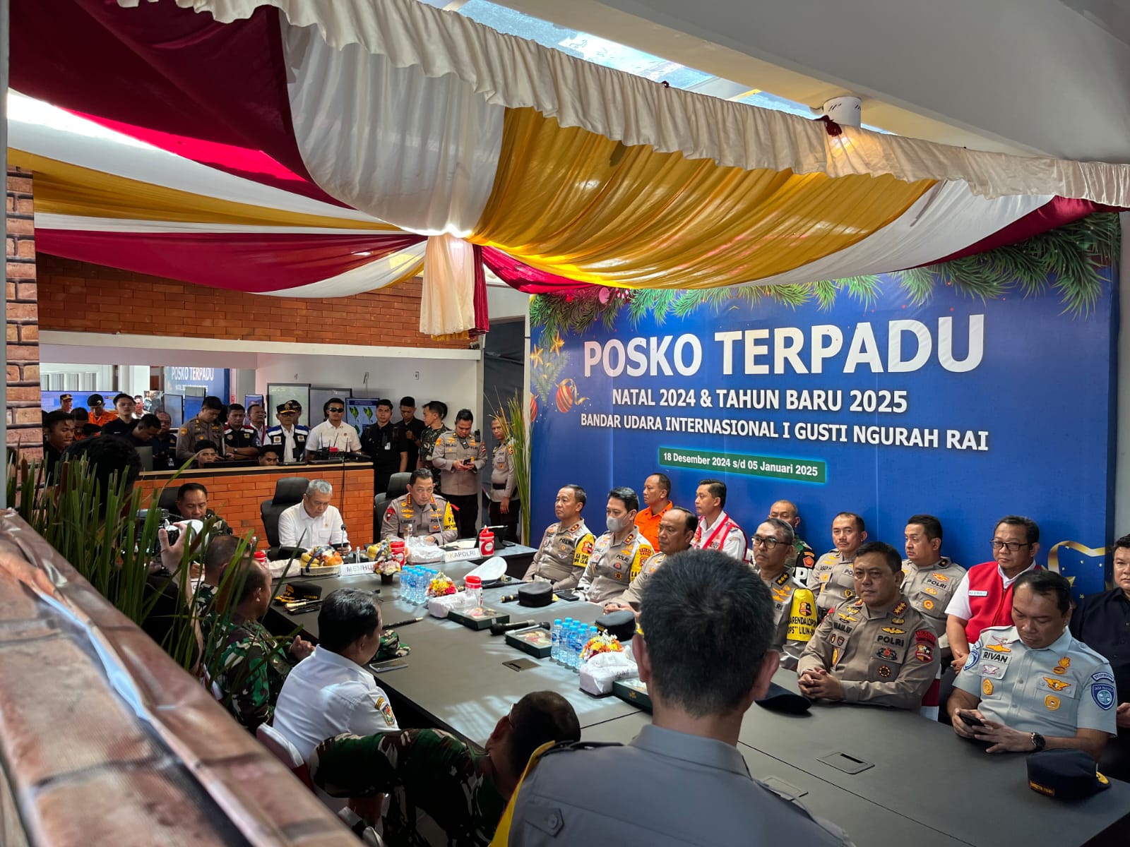 Kapolri dan Panglima TNI Tinjau Posko Terpadu Operasi Lilin 2024 di Bandara I Gusti Ngurah Rai