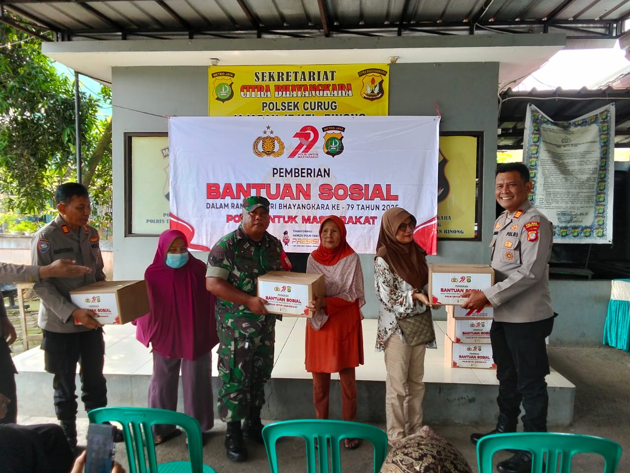 Sambut HUT Bhayangkara ke 79, Polsek Curug dan Polres Tangsel Bagikan Sembako