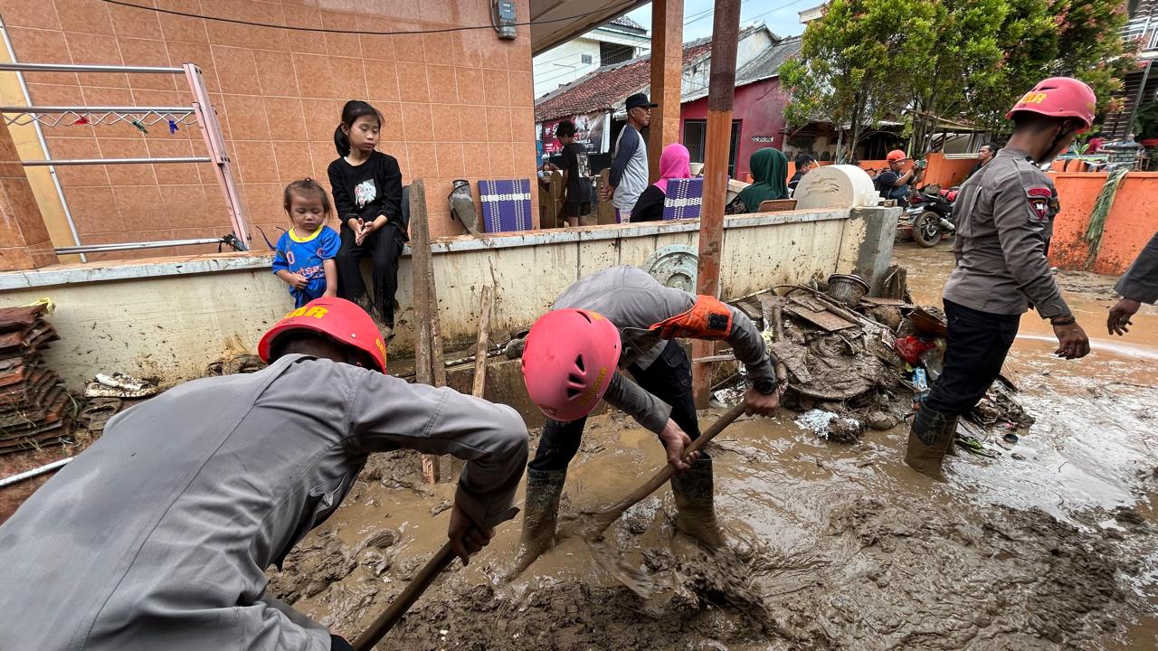 Respon Cepat Tim SAR Sat Brimob Polda Jabar Pasca Banjir Bandang di Kecamatan Cisolok Kabupaten Sukabumi