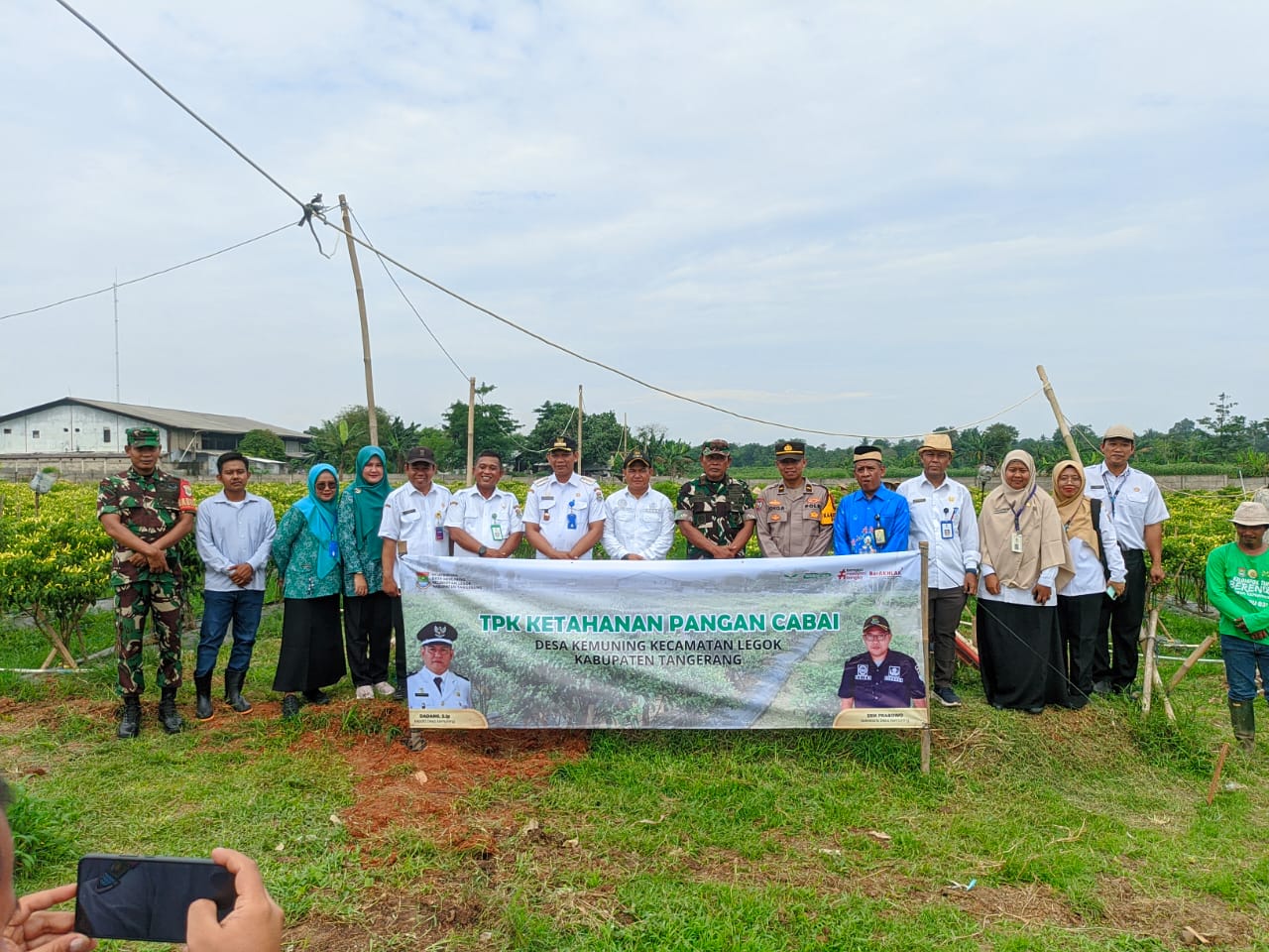 Dukung Ketahanan Pangan, Danramil Legok dan Muspika Tanam Jagung Bersama Warga