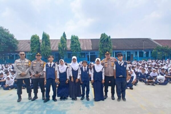 Police Go To School, Polsek Legok Ajak 1.109 Pelajar Bijak Bermedia Sosial dan Hindari Tawuran